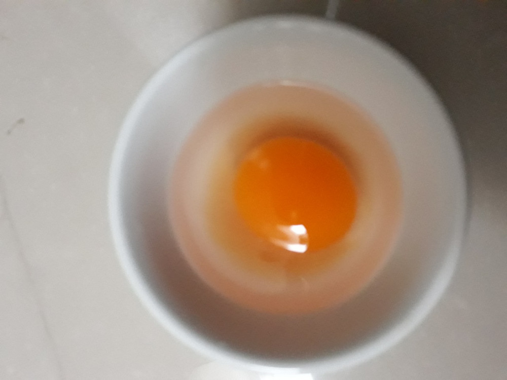 Phun môi ăn trứng có sao không?