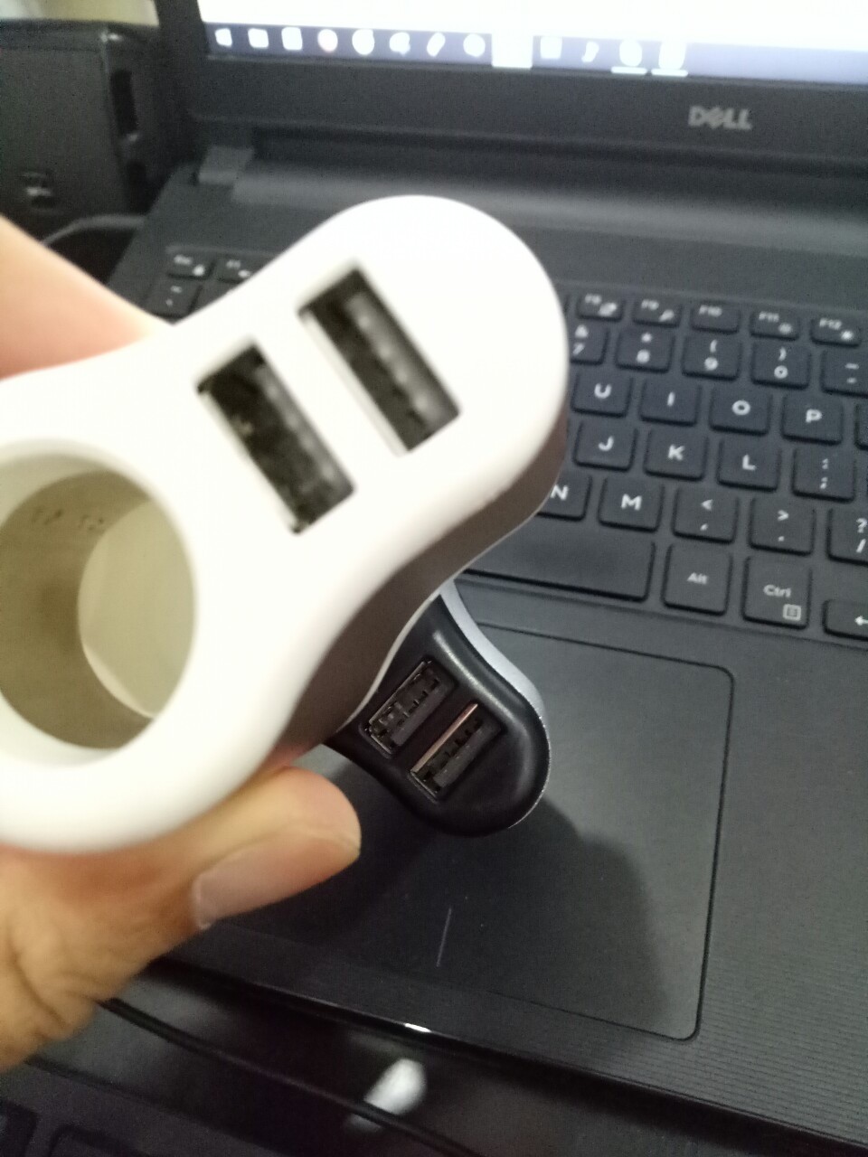 Có 2 cổng USB sử dụng tương ứng cho 2 sản phẩm cùng lúc.