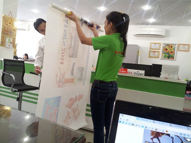 Khách hàng kiểm tra tranh in canvas tại văn phòng xưởng in canvas TPHCM - In Kỹ Thuật Số