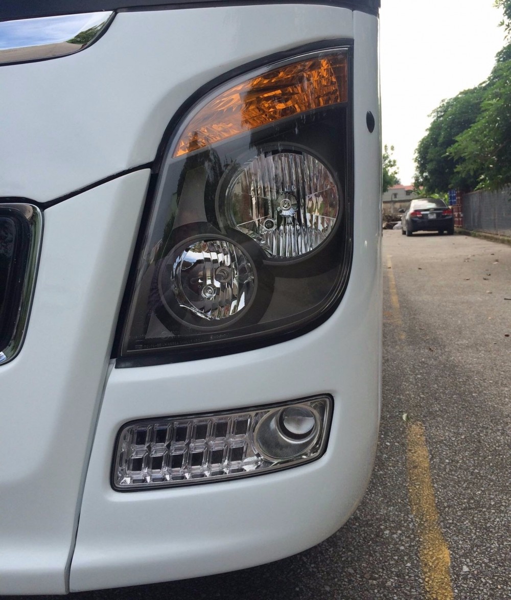Đèn pha trước của xe