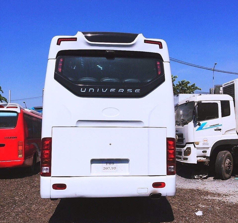 Đuôi xe khách Hyundai Universe 47 chỗ