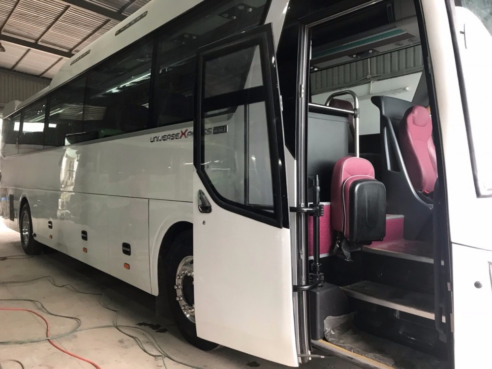 Cửa lên xe khách Hyundai Universe