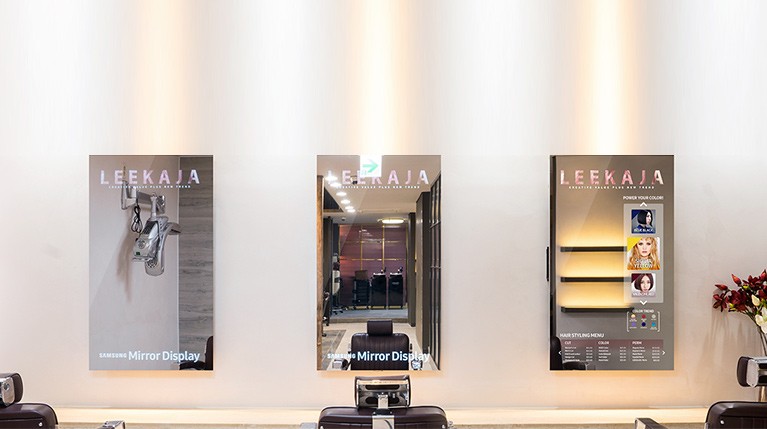 màn hình quảng cáo gương tại salon