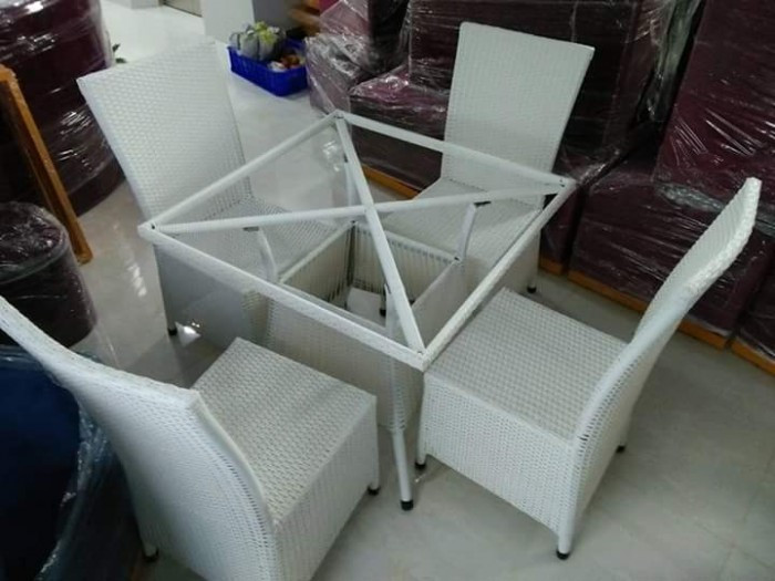 Được sử dụng ngoài trời, sản phẩm bàn ghế cần là các loại có độ bền cao, không dễ bị hư hỏng bởi nắng gió và các điều kiện khác bên ngoài. Đồng thời sản phẩm cũng cần phải được dễ dàng di chuyển, thay đổi vị trí cũng như cách sắp xếp linh hoạt bởi không gian ngoài trời là không gian mở, luôn có sự thay đổi thường xuyên theo ý chủ nhân. Bàn ghế ngoài trời nhựa giả mây chính là một trong cách lựa chọn được yêu thích nhất bởi nó có nhiều ưu điểm vượt trội, chất lượng, giá cả hay về độ bền.