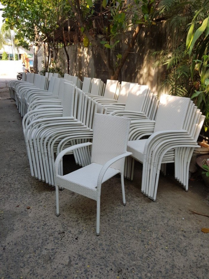 Được sử dụng ngoài trời, sản phẩm bàn ghế cần là các loại có độ bền cao, không dễ bị hư hỏng bởi nắng gió và các điều kiện khác bên ngoài. Đồng thời sản phẩm cũng cần phải được dễ dàng di chuyển, thay đổi vị trí cũng như cách sắp xếp linh hoạt bởi không gian ngoài trời là không gian mở, luôn có sự thay đổi thường xuyên theo ý chủ nhân. Bàn ghế ngoài trời nhựa giả mây chính là một trong cách lựa chọn được yêu thích nhất bởi nó có nhiều ưu điểm vượt trội, chất lượng, giá cả hay về độ bền.