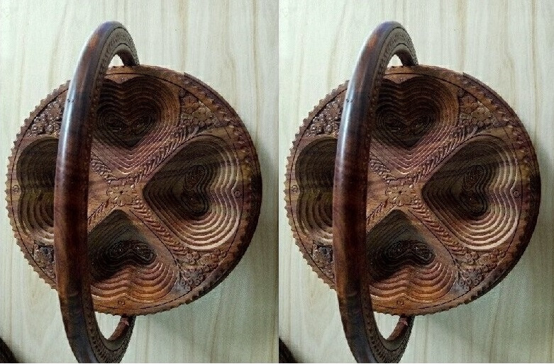 Một khay gỗ đựng bánh kẹo vô cùng đơn giản với nhiều ngăn tiện dụng và với hình tròn, hình trái tim độc đáo