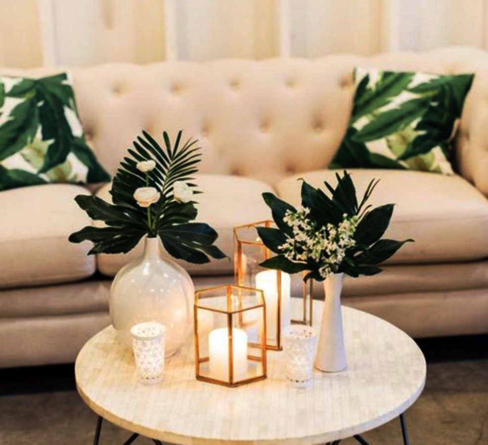 Gối tựa lưng Aura trang trí cùng sofa thêm phần sang trọng hiện đại