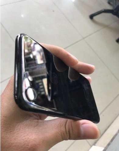 Kiểm tra hình thức bên ngoài iphone 7 xách tay