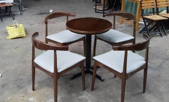 5 mẫu bàn ghế nhựa chân gỗ giá rẻ