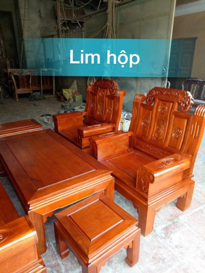 Gỗ lim là một trong những loại gỗ quý nhất của nước ta từ bao đời nay. Với chất gỗ rắn chắc, không bị cong vênh, nứt nẻ, biến dạng do thời tiết, kháng được mối mọt nên rất được ưa chuộng trong việc làm cửa. Vì thế, lim luôn là một trong những lựa chọn hàng đầu cho các gia chủ đang tìm hiểu về các loại gỗ để làm cửa cho ngôi nhà thân yêu của mình.  Trong những loại cửa gỗ cao cấp được đưa ra thị trường thì lim được nhiều gia chủ sử dụng hơn ở ngoài bắc. Thế nên, nó được rất nhiều người lựa chọn để làm đẹp cho ngôi nhà của mình, đồng thời thể hiện đẳng cấp của gia chủ. Làm thế nào bạn có thể phân biệt gỗ lim với các dòng khác. Mời bạn cùng chúng tôi – “Cửa gỗ cao cấp Đức Tiến” tìm hiểu về 3 phương pháp để phân biệt gỗ lim là thật hay giả.  1.Phân biệt gỗ lim bằng dằm gỗ:  Đây là phương pháp có vẻ hơi mạo hiểm một tý nhưng lại là hữu hiệu nhất đấy bạn ạ, chủ yếu là do bản thân của bạn có làm được hay không!  Như đã giới thiệu, chúng ta ai cũng biết là gỗ lim rất cứng, rắn chắc, vì thế dằm lim cũng có độ cứng và dày tuyệt đối. Nếu không may, bạn bị một cây dầm thường đâm phải thì bạn sẽ cảm thấy rất đau, đôi khi sơ ý thì bạn cũng không biết là mình đã bị dằm đâm. hãy cùng chúng tôi tìm hiểu phương pháp khác đơn giản hơn.  Gỗ lim Gỗ lim   2.Phân biệt gỗ lim bằng mùi gỗ đặc trưng:  Bất cứ loại gỗ nào cũng có mùi đặc trưng riêng của nó. Vì thế đay là phương pháp để phân biệt được đâu là gỗ lim, đâu là gỗ thường. Có những loại gỗ có mùi thơm dễ chịu nhưng cũng có những loại hắc gây cảm giác khó chịu. Chính vì vậy mà mối mọt cũng khó có thể làm hư hại đồ gỗ được.  3. Phân biệt gỗ lim nhờ vào trọng lượng:  Gỗ lim là một trong những loại gỗ có khối lượng riêng nặng. Cũng vì thế mà khi bạn nâng một tấm gỗ lim bạn sẽ thấy nó nặng đàm tay hơn so với những loại gỗ khác với nhiều kích thước khác nhau. Đây là cách làm đơn giản nhưng cần bạn phải có một ít kiến thức về gỗ lim cũng như sự nhạy cảm. Vì bạn phải cảm nhận chính xác sức nặng của mẩu gỗ trong tay.  Qua đó, các bạn có thể yên tâm về mẫu mã cũng như chất lượng về loại gỗ này, để đáp ứng nhu cầu cho gia đình bạn. Đem đến không gian sang trọng và tuyệt mỹ cho mọi góc nhìn và cảm nhận sản phẩm đến từ gỗ lim.  Chúc bạn thành đạt trong công việc và hạnh phúc trong cuộc sống!