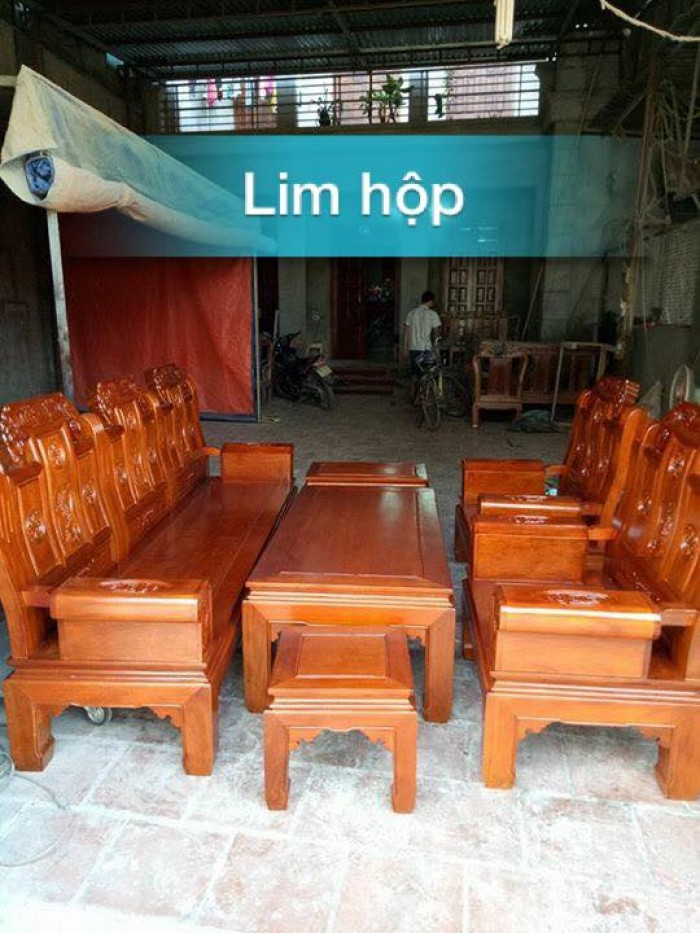 Gỗ lim là một trong những loại gỗ quý nhất của nước ta từ bao đời nay. Với chất gỗ rắn chắc, không bị cong vênh, nứt nẻ, biến dạng do thời tiết, kháng được mối mọt nên rất được ưa chuộng trong việc làm cửa. Vì thế, lim luôn là một trong những lựa chọn hàng đầu cho các gia chủ đang tìm hiểu về các loại gỗ để làm cửa cho ngôi nhà thân yêu của mình.  Trong những loại cửa gỗ cao cấp được đưa ra thị trường thì lim được nhiều gia chủ sử dụng hơn ở ngoài bắc. Thế nên, nó được rất nhiều người lựa chọn để làm đẹp cho ngôi nhà của mình, đồng thời thể hiện đẳng cấp của gia chủ. Làm thế nào bạn có thể phân biệt gỗ lim với các dòng khác. Mời bạn cùng chúng tôi – “Cửa gỗ cao cấp Đức Tiến” tìm hiểu về 3 phương pháp để phân biệt gỗ lim là thật hay giả.  1.Phân biệt gỗ lim bằng dằm gỗ:  Đây là phương pháp có vẻ hơi mạo hiểm một tý nhưng lại là hữu hiệu nhất đấy bạn ạ, chủ yếu là do bản thân của bạn có làm được hay không!  Như đã giới thiệu, chúng ta ai cũng biết là gỗ lim rất cứng, rắn chắc, vì thế dằm lim cũng có độ cứng và dày tuyệt đối. Nếu không may, bạn bị một cây dầm thường đâm phải thì bạn sẽ cảm thấy rất đau, đôi khi sơ ý thì bạn cũng không biết là mình đã bị dằm đâm. hãy cùng chúng tôi tìm hiểu phương pháp khác đơn giản hơn.  Gỗ lim Gỗ lim   2.Phân biệt gỗ lim bằng mùi gỗ đặc trưng:  Bất cứ loại gỗ nào cũng có mùi đặc trưng riêng của nó. Vì thế đay là phương pháp để phân biệt được đâu là gỗ lim, đâu là gỗ thường. Có những loại gỗ có mùi thơm dễ chịu nhưng cũng có những loại hắc gây cảm giác khó chịu. Chính vì vậy mà mối mọt cũng khó có thể làm hư hại đồ gỗ được.  3. Phân biệt gỗ lim nhờ vào trọng lượng:  Gỗ lim là một trong những loại gỗ có khối lượng riêng nặng. Cũng vì thế mà khi bạn nâng một tấm gỗ lim bạn sẽ thấy nó nặng đàm tay hơn so với những loại gỗ khác với nhiều kích thước khác nhau. Đây là cách làm đơn giản nhưng cần bạn phải có một ít kiến thức về gỗ lim cũng như sự nhạy cảm. Vì bạn phải cảm nhận chính xác sức nặng của mẩu gỗ trong tay.  Qua đó, các bạn có thể yên tâm về mẫu mã cũng như chất lượng về loại gỗ này, để đáp ứng nhu cầu cho gia đình bạn. Đem đến không gian sang trọng và tuyệt mỹ cho mọi góc nhìn và cảm nhận sản phẩm đến từ gỗ lim.  Chúc bạn thành đạt trong công việc và hạnh phúc trong cuộc sống!