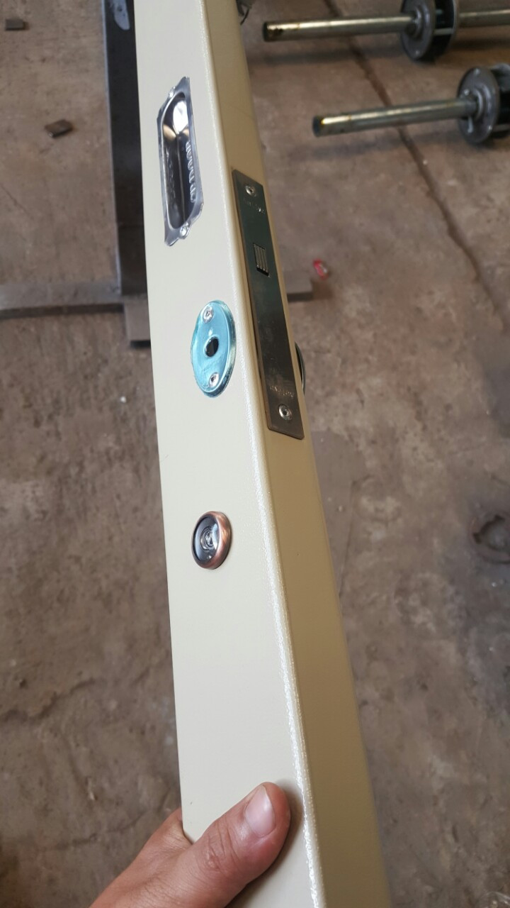 5.Tay hộp đặc biệt, chống bẻ bát khóa, không nẹp đảm bảo thẩm mỹ cho bộ cửa; khóa bốn chấu chắc chắn, an toàn(1)