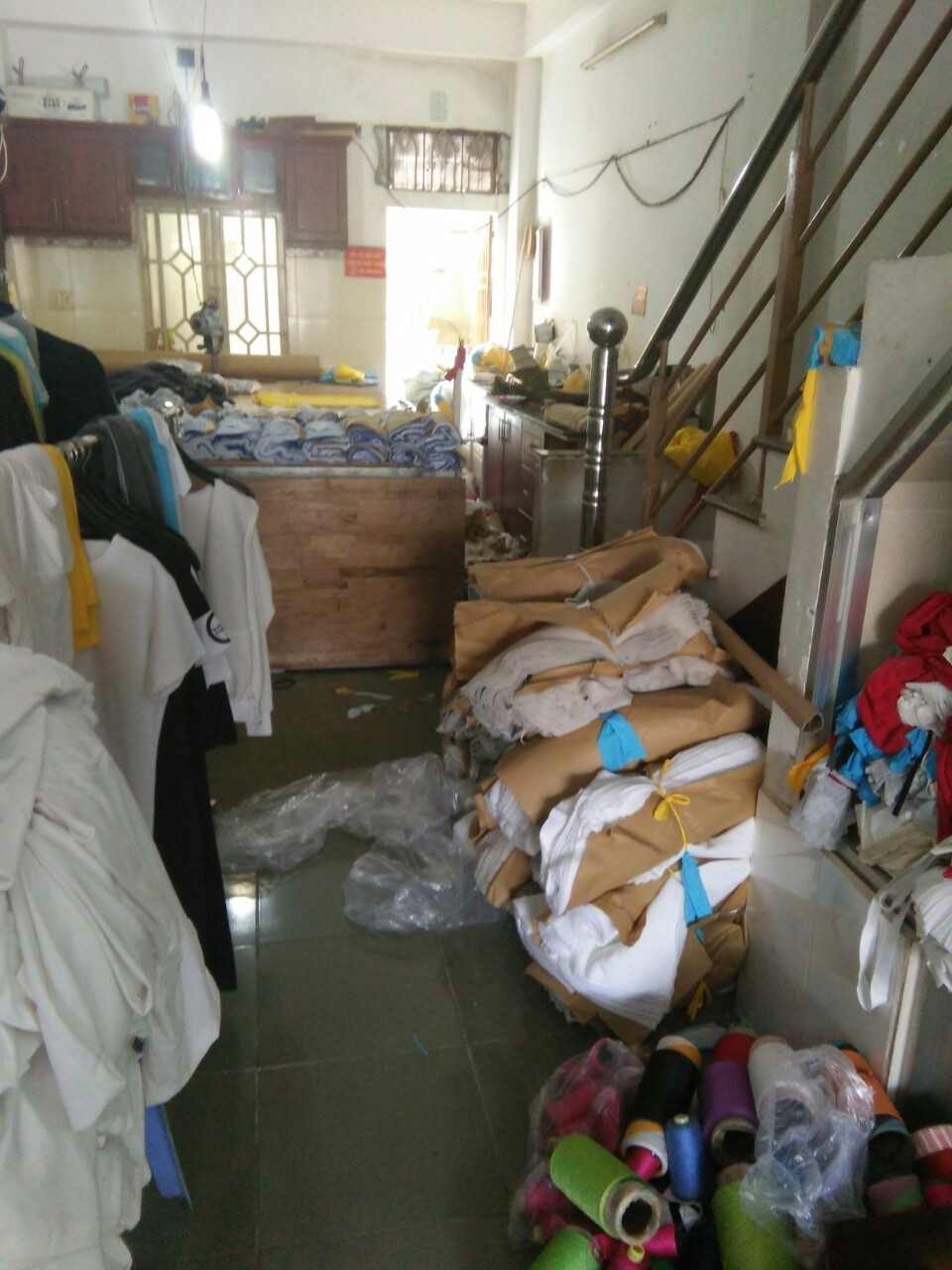 Xưởng nhận may số lượng lớn và bàn giao sớm nhất cho khách hàng. Ngoài nhận may áo thun ( mẫu mã khách hàng lựa chọn - yêu cầu ) xưởng còn nhận may áo sơ mi các loại và đặc biệt may đồng phục học sinh, sinh viên. Xưởng May Áo Thun Giá Rẻ còn nhận in ấn logo, thương hiệu, màu sắc đa dạng, chất liệu vải phong phú phù hợp với mọi yêu cầu của quý khách hàng.