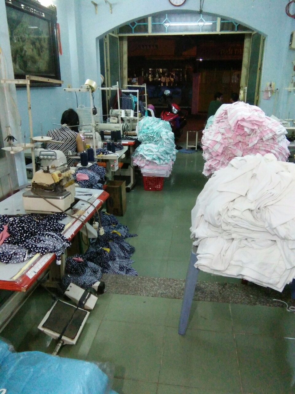 Xưởng nhận may số lượng lớn và bàn giao sớm nhất cho khách hàng. Ngoài nhận may áo thun ( mẫu mã khách hàng lựa chọn - yêu cầu ) xưởng còn nhận may áo sơ mi các loại và đặc biệt may đồng phục học sinh, sinh viên. Xưởng May Áo Thun Giá Rẻ còn nhận in ấn logo, thương hiệu, màu sắc đa dạng, chất liệu vải phong phú phù hợp với mọi yêu cầu của quý khách hàng.