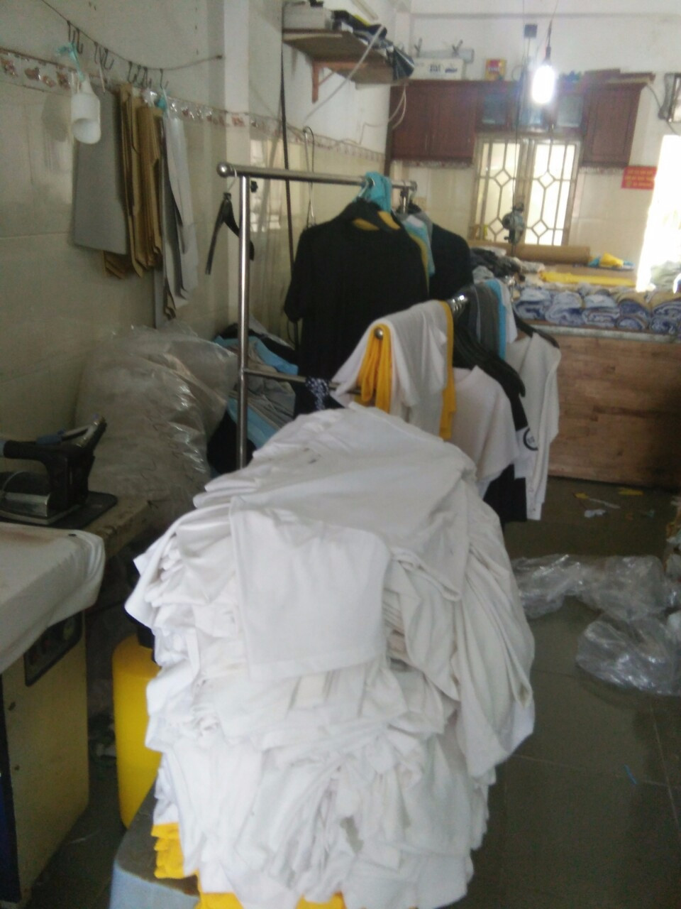 Xưởng nhận may số lượng lớn và bàn giao sớm nhất cho khách hàng. Ngoài nhận may áo thun ( mẫu mã khách hàng lựa chọn - yêu cầu ) xưởng còn nhận may áo sơ mi các loại và đặc biệt may đồng phục học sinh, sinh viên. Xưởng May Áo Thun Giá Rẻ còn nhận in ấn logo, thương hiệu, màu sắc đa dạng, chất liệu vải phong phú phù hợp với mọi yêu cầu của quý khách hàng.