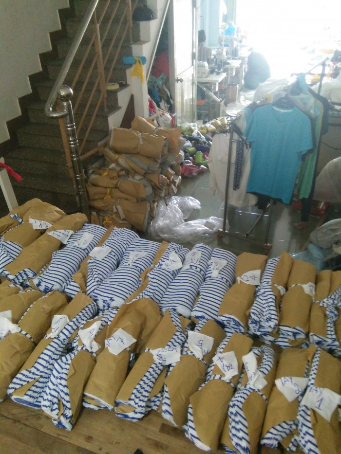 Xưởng nhận may số lượng lớn và bàn giao sớm nhất cho khách hàng. Ngoài nhận may áo thun ( mẫu mã khách hàng lựa chọn - yêu cầu ) xưởng còn nhận may áo sơ mi các loại và đặc biệt may đồng phục học sinh, sinh viên. Xưởng May Áo Thun Giá Rẻ còn nhận in ấn logo, thương hiệu, màu sắc đa dạng, chất liệu vải phong phú phù hợp với mọi yêu cầu của quý khách hàng.