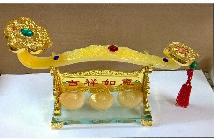 Gậy như ý hay còn gọi là Vương trượng Như ý là vật mà trong thời phong kiến quan lại dùng nó để tượng trưng cho quyền lực và địa vị. Đây là pháp khí quan trọng để củng cố địa vị, tăng cường uy quyền trong tổ chức. Trong phong thủy, gậy như ý cũng là một trong những vật phẩm phong thủy có nhiều ý nghĩa đặc biệt mà có thể bạn sẽ rất quan tâm.  Gậy như ý – Vật phẩm mang đến nhiều cát khí Gậy như ý – Vật phẩm mang đến nhiều cát khí  Gậy như ý có hình dáng đầu lớn và cong, phần đầu chủ yếu trang trí hình đám mây, làm bằng vàng, ngọc hay san hô… Cũng có truyền thuyết từ Phật giáo là có vị Quan âm Như Ý – tay cầm ngọc ý và luân bảo, tác dụng đáp ứng mọi nguyện cầu của nhân gian. Ngày nay, gậy Như ý đã được làm nhỏ gọn hợp thẩm hơn hơn. Ngoài việc bày trí phong thủy trong nhà hay phòng làm việc thì mọi người có thể mang theo gậy như ý bên mình.  Bạn thấy trong tượng Phúc – Lộc – Thọ, trên tay ông Lộc cũng cầm gậy Như ý liên quan tới tài lộc, chống lại kẻ tiểu nhân. Chữ Như ý có nghĩa là thể hiện điều cầu được ước thấy. Nó làm hài lòng với những gì bạn đang sở hữu và cầu mong thêm sự ổn định, vững vàng.  Những người có địa vị cao muốn củng cố quyền lực, tránh sự xâm hại của kẻ tiểu nhân, cấp dưới thì dùng Gậy như ý để tăng thêm công danh, uy quyền, tôn nghiêm cho chủ nhân. Trong các loại chất liệu, người ta chuộng nhất là làm gậy Như ý từ chất liệu vàng, mặc dù dùng ngọc, bạc, đồng, sứ, san hô đều được…  Chọn vàng làm chất liệu bởi gậy Như ý mạ vàng được coi là mang lại nhiều cát khí nhất. Nó không những hóa giải hung khí của các sao xấu có hại cho sức khỏe, tài lộc như Ngũ Hoàng, Nhị Hắc mà nó còn đem lại rất nhiều quyền lực, tiền tài và may mắn. Những người đứng đầu trong công ty, cơ quan hay chọn gậy Như ý để trang trí, sử dụng trong phòng làm việc hoặc mang theo bên mình sẽ rất tốt.  Cách sử dụng, bày trí gậy Như ý cũng đơn giản, không cầu kỳ và tốn nhiều thời gian. Bạn có thể đặt gậy Như ý trực tiếp trên bàn làm việc, tại phòng tiếp khách hoặc cẩn thận hơn bạn chọn vị trí các sao tốt như Lục Bạch, Bát Bạch, Nhất Bạch phối hợp chiếu đến. Bạn phải lưu ý tránh đặt gậy ở những nơi ô uế, tồi tăm như gần nơi nhà vệ sinh, nhà kho hoang phế vì nơi đó các hung tinh sẽ chiếu đến.  Được xem là một vật phẩm có nhiều ý nghĩa khá quan trọng, nếu bạn là người thực sự rất quan tâm đến đề tài phong thủy và yêu thích gậy như ý, có thể nghĩ đến việc chọn cho mình một cây. Tuy nhiên bạn cần phải lưu ý lựa chọn chất liệu cũng như tham khảo cách bày trí, sử dụng gậy Như ý hợp lý để mang lại tài lộc, sức khỏe, sự thịnh vượng trong công việc của mình.