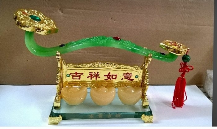 Gậy như ý hay còn gọi là Vương trượng Như ý là vật mà trong thời phong kiến quan lại dùng nó để tượng trưng cho quyền lực và địa vị. Đây là pháp khí quan trọng để củng cố địa vị, tăng cường uy quyền trong tổ chức. Trong phong thủy, gậy như ý cũng là một trong những vật phẩm phong thủy có nhiều ý nghĩa đặc biệt mà có thể bạn sẽ rất quan tâm.  Gậy như ý – Vật phẩm mang đến nhiều cát khí Gậy như ý – Vật phẩm mang đến nhiều cát khí  Gậy như ý có hình dáng đầu lớn và cong, phần đầu chủ yếu trang trí hình đám mây, làm bằng vàng, ngọc hay san hô… Cũng có truyền thuyết từ Phật giáo là có vị Quan âm Như Ý – tay cầm ngọc ý và luân bảo, tác dụng đáp ứng mọi nguyện cầu của nhân gian. Ngày nay, gậy Như ý đã được làm nhỏ gọn hợp thẩm hơn hơn. Ngoài việc bày trí phong thủy trong nhà hay phòng làm việc thì mọi người có thể mang theo gậy như ý bên mình.  Bạn thấy trong tượng Phúc – Lộc – Thọ, trên tay ông Lộc cũng cầm gậy Như ý liên quan tới tài lộc, chống lại kẻ tiểu nhân. Chữ Như ý có nghĩa là thể hiện điều cầu được ước thấy. Nó làm hài lòng với những gì bạn đang sở hữu và cầu mong thêm sự ổn định, vững vàng.  Những người có địa vị cao muốn củng cố quyền lực, tránh sự xâm hại của kẻ tiểu nhân, cấp dưới thì dùng Gậy như ý để tăng thêm công danh, uy quyền, tôn nghiêm cho chủ nhân. Trong các loại chất liệu, người ta chuộng nhất là làm gậy Như ý từ chất liệu vàng, mặc dù dùng ngọc, bạc, đồng, sứ, san hô đều được…  Chọn vàng làm chất liệu bởi gậy Như ý mạ vàng được coi là mang lại nhiều cát khí nhất. Nó không những hóa giải hung khí của các sao xấu có hại cho sức khỏe, tài lộc như Ngũ Hoàng, Nhị Hắc mà nó còn đem lại rất nhiều quyền lực, tiền tài và may mắn. Những người đứng đầu trong công ty, cơ quan hay chọn gậy Như ý để trang trí, sử dụng trong phòng làm việc hoặc mang theo bên mình sẽ rất tốt.  Cách sử dụng, bày trí gậy Như ý cũng đơn giản, không cầu kỳ và tốn nhiều thời gian. Bạn có thể đặt gậy Như ý trực tiếp trên bàn làm việc, tại phòng tiếp khách hoặc cẩn thận hơn bạn chọn vị trí các sao tốt như Lục Bạch, Bát Bạch, Nhất Bạch phối hợp chiếu đến. Bạn phải lưu ý tránh đặt gậy ở những nơi ô uế, tồi tăm như gần nơi nhà vệ sinh, nhà kho hoang phế vì nơi đó các hung tinh sẽ chiếu đến.  Được xem là một vật phẩm có nhiều ý nghĩa khá quan trọng, nếu bạn là người thực sự rất quan tâm đến đề tài phong thủy và yêu thích gậy như ý, có thể nghĩ đến việc chọn cho mình một cây. Tuy nhiên bạn cần phải lưu ý lựa chọn chất liệu cũng như tham khảo cách bày trí, sử dụng gậy Như ý hợp lý để mang lại tài lộc, sức khỏe, sự thịnh vượng trong công việc của mình.