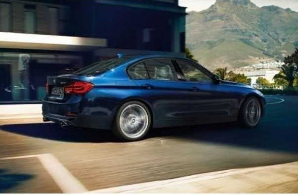 BMW 330i GT 2017 – Không gian mở trong thiết kế hoàn hảo. BMW Series 3 Gran Turismo hoàn toàn mới, một ý tưởng đột phá của tập đoàn BMW, kết hợp từ sự năng động, cá tính thể thao của một chiếc sedan 4-chỗ và tính thực tiễn, khả năng đa dụng có sức chứa cao, dành cho tín đồ du lịch. BMW 330i GT 2017 – Giúp quản lý không gian một cách thông minh. Sức chứa của BMW 3GT cũng phản ánh về việc tăng kích thước của chiếc xe, với thế tích khoang hành lý là 520 lít. Khả năng mở rộng cửa xe phía sau giúp cho việc đặt – lấy hành lý dễ dàng hơn cũng như tính tiện dụng cao với chức năng đóng & mở cửa (cốp) sau tự động. BMW 330i GT – Công nghệ BMW TwinPower Turbo. Được vận hành bởi công nghệ BMW TwinPower Turbo, BMW 3 GT sử dụng động cơ 04 xy-lanh, tuabin tăng áp kép quen thuộc, dòng xe sẽ bao gồm 02 phiên bản BMW 330i GT và BMW 320i GT. Lực truyền động được truyền đến bánh sau thông qua hộp số tự động 8-cấp, được áp dụng cho cả 02 phiên bản động cơ, hộp số này càng hoạt động hiệu quả hơn cùng chức năng Tự động dừng/ khởi động lại động cơ (Auto Start/Stop), giúp sử dụng nhiên liệu một cách hiệu quả hơn. Hệ thống treo & khung gầm với các chi tiết được cấu thành từ vật liệu nhẹ, Hệ thống lái trợ lực điện, tỷ lệ phân bổ trọng lực trước – sau hoàn hảo (50:50) và kết cấu thân xe từ vật liệu thông minh mang đến cho xe khả năng vận hành của BMW 3GT ổn định, năng động và chính xác. BMW 330i GT – Công nghệ BMW EFFICIENTDYNAMICS Tính thực dụng cao và khả năng vận hành mạnh mẽ, ưu việt đáng cho đối thủ phải ganh tị, khả năng sử dụng nhiên liệu một cách kinh tế & thông minh của BMW 320i GT cũng góp phần mang đến cảm giác lái đặc trưng của BMW. Chìa khóa mang đến điều ấy là công nghệ BMW EfficientDynamics danh tiếng, chúng ta có thể thấy sức ảnh hưởng của nó đến tất cả dòng sản phẩm của BMW. Chức năng Tự động dừng/ khởi động lại động cơ (Auto Start-Stop), Hệ thống tái sinh năng lượng khi giảm tốc (Brake Energy Regeneration) của dòng xe BMW 3 GT đầy uy lực này vô cùng phù hợp với những thang đánh giá tiêu chuẩn tiêu thụ nhiên liệu và khí thải khắt khe nhất của Châu Âu. Thật vậy, dòng xe này có thể tiết kiệm đến 20% mức tiêu thụ nhiên liệu thông qua chức năng ECO PRO. NGOẠI THẤT BMW 3 GT - Ngoại hình hoàn toàn mới. Ngoại hình BMW 3 GT hoàn toàn mới toát lên nét đẹp có thể lay động cảm quan của những người xung quanh. Trên những con đường nó lướt qua, BMW 3 GT để lại những ấn tượng độc đáo bởi một diện mạo đặc trưng không thể nhầm lẫn, với một định nghĩa mới về khả năng vận hành ưu việt. Tất cả những yếu tố đó tạo nên sức thuyết phục, cho phép chiếc BMW 3 GT mới trở thành một phương tiện di chuyển sang trọng, thanh lịch cho những doanh nhân thành đạt, và một chiếc xe du lịch, năng động, đầy tiện nghi. Những cá tính đặc trưng của thương hiệu BMW thể hiện rõ nét ở dòng xe này: thiết kế 4 cửa không khung, mui xe vuốt xuống nhẹ về phía sau theo phong cách coupe, cửa (cốp) sau với kích thước lớn, có thể đóng & mở tự động giúp khẳng định cá tính tiện dụng rõ rệt cho BMW 3 GT. Đặc biệt lần đầu tiên xuất hiện trên BMW 3 GT: một cách lướt gió chủ động (active rear spoiler) – giúp xe có thể di chuyển ổn định hơn, tăng độ bám đường và hạn chế sự bồng bềnh khi vận hành ở tốc độ cao. (Khi xe di chuyển với tốc độ đạt đến 110 km/h, cánh lướt gió sẽ tự động được đẩy lên. Khi tốc độ giảm xuống dưới 70 km/h thì cánh gió sẽ tự động đóng xuống). NỘI THẤT BMW 3 GT - Ấn tượng bởi sự thoải mái, thoáng rộng. Sự rộng rãi đa chiều trong nội thất xe mang đến cho hành khách ở bất cứ vị trí nào cũng có thể tận hưởng cảm giác ấn tượng của không gian và sự tự do, thoải mái xoay trở khi ngồi vào. Cả khoang lái và khoang hành khách đều được ưu ái tăng thêm đến 59mm, giúp người ngồi bên trong có một tầm nhìn thoáng rộng cho cả cảnh quan bên ngoài và đồng thời cung cấp sự thoải mái mỗi khi ra - vào xe. Hơn thế, nội thất BMW 3 GT cũng được tăng thêm độ cao của trần xe. Ở hàng ghế sau, khoảng cách để chân dài hơn 70mm, mang đến một chuẩn mực mới cho không gian đầy thoáng rộng trong phân khúc xe hạng sang, điều này xin dành riêng cho chủ nhân tận hưởng. Nội thất của xe được nâng niu từng đường nét thiết kế, từng gam màu phối và cả những vật liệu tinh xảo, tạo nên cảm quan theo phong cách phóng khoáng & tiện nghi như trên sofa của một khách sạn sang trọng (lounge-style), nhờ thế khi ngồi vào BMW 3 GT, chủ nhân có thể thoải mái hoàn toàn để tận hưởng những lộ trình ngắn trong thành thị và cả các chuyến du lịch dài ngày. TRANG BỊ TRÊN XE Những trang thiết bị trên xe BMW 330i GT Màu sơn: Nhiều màu tùy chọn Nội thất bọc da cao cấp Nevada Mâm hợp kim nan hình chữ V, kiểu 398, 18inch (2FM) Vỏ xe an toàn run-flat với chức năng cảnh báo (258) Ốp gỗ nâu sậm vân đen Tay lái có hệ thống trợ lực điện (216) Tay lái bọc da kiểu thể thao (255) Hộp số tự động 8 cấp (205) Hệ thống kiểm soát cự ly đỗ xe cảm biến sau (507) Camera lùi (3AG) Gương trong và ngoài xe tự điều chỉnh chống chói (430) Gương chiếu hậu trong xe tự điều chỉnh chống chói (431) Đèn sương mù LED (520) Chức năng cảm biến mưa (521) Hệ thống đèn LED (522) Hệ thống đèn nội và ngoại thất (563) Ghế trước chỉnh điện với chế độ nhớ (459) Tựa tay giữa ở hàng ghế phía sau (497) Tay lái tích hợp các chức năng phổ biến (249) Hệ thống điều hòa chình điện (534) Cốp sau đóng mở điện (316) Thảm sàn (423) Trang bị gạt tàn thuốc và mồi lửa (441) Bộ trang bị khoang hành lý (493) Tựa tay trung tâm phía sau (497) Tựa tay phía trước trượt được (4AE) Lỗ cắm điện công suất 12-volt (575) Đồng hồ hiển thị số km Hệ thống âm thanh HiFi (676) Chức năng kết nối điện thoại rảnh tay kết hợp cổng USB (6NH) Bảng đồng hồ với chức năng hiển thị mở rộng (6WA) Chức năng đọc đĩa dành cho khu vực Châu Á Điều khiển sóng âm thanh (825) Chức năng tự khóa các cửa khi xe chạy (8S3) Giá bán trên áp dụng cho xe tiêu chuẩn và sẽ thay đổi nếu xe được trang bị thêm option.