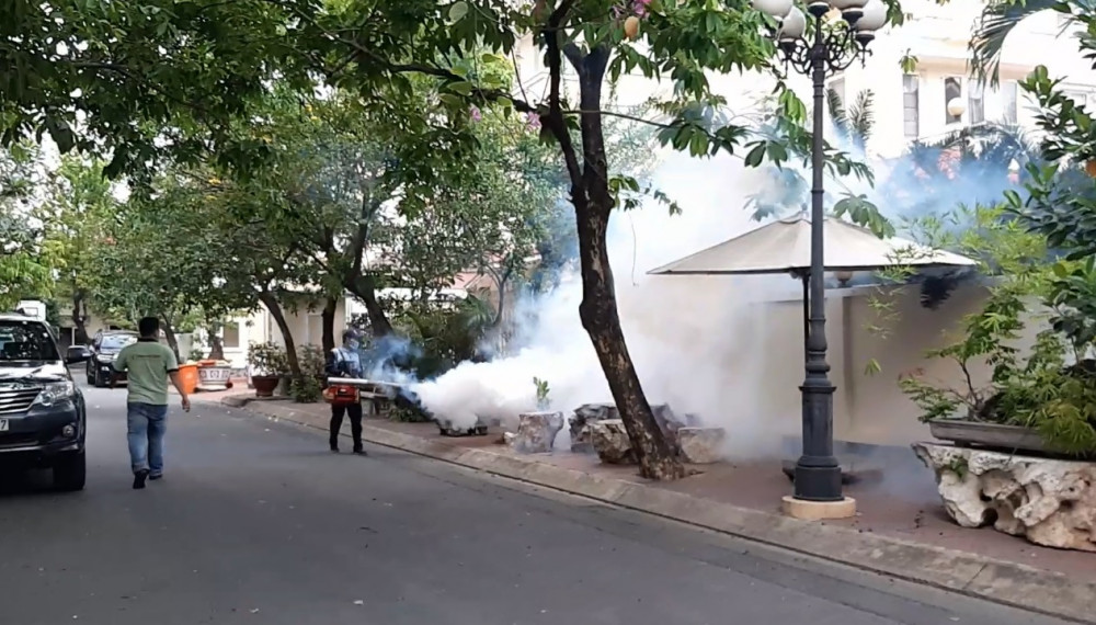 Phun khói thuốc diệt muỗi và côn trùng cho nahf ở, vườn cây