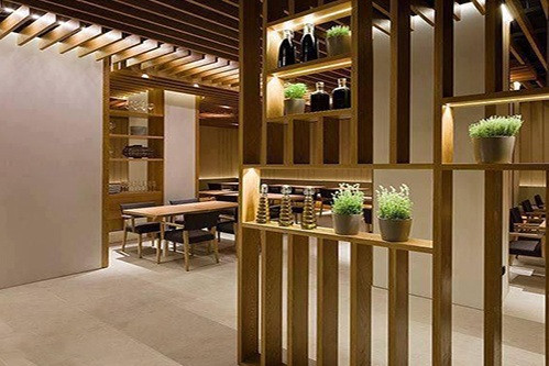 Báo giá hệ lam gỗ trang trí phòng khách và cầu thang