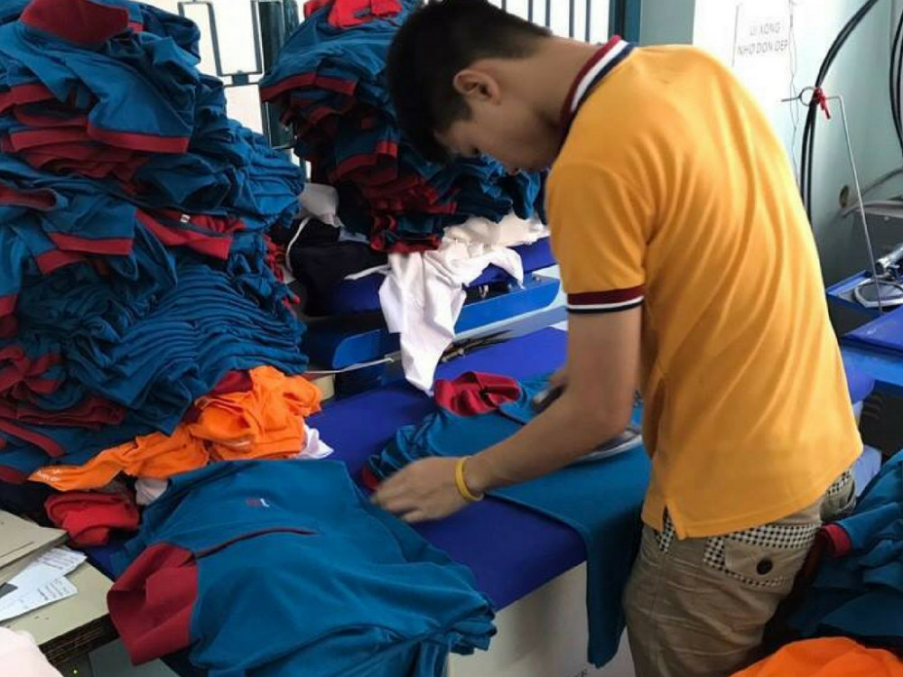Thợ ủi giúp làm phẳng cáo - chuẩn bị cho khâu đóng gói bao bì gửi khách hàng