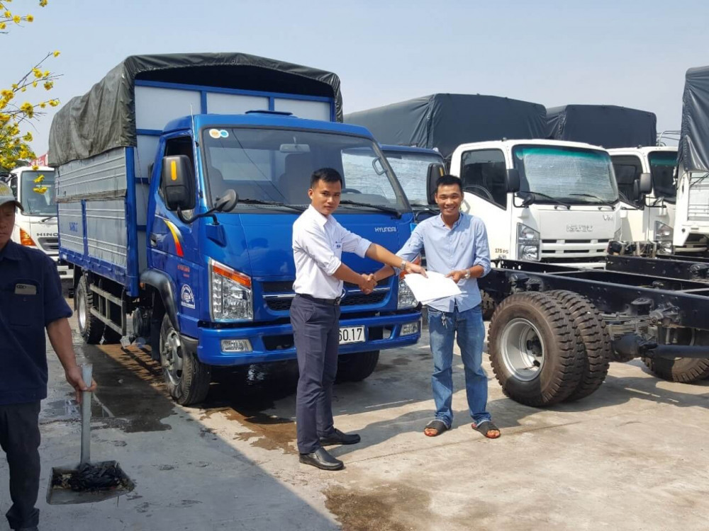 Anh Trung Nghĩa nên tìm địa chỉ uy tín để tìm mua xe tải Isuzu 1.9 tấn