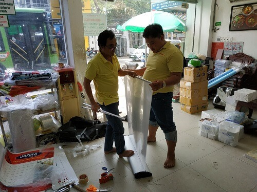 Quy trình lắp banner cuốn cho tấm poster quảng cáo được in ấn, gia công hoàn thiện