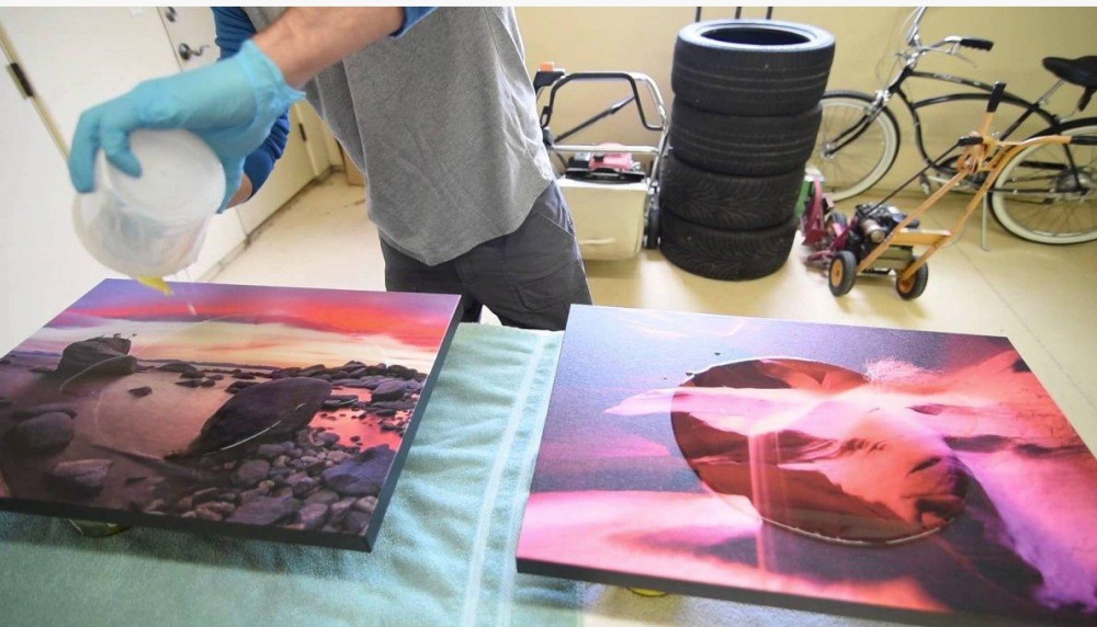 đổ keo resin epoxy làm mặt bàn gương 3D đẹp độc đáo
