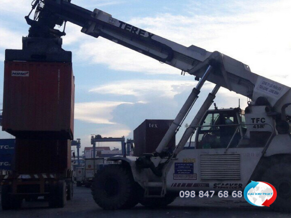 Quá trình bốc xếp container lên xe tải vận chuyển từ cảng về kho