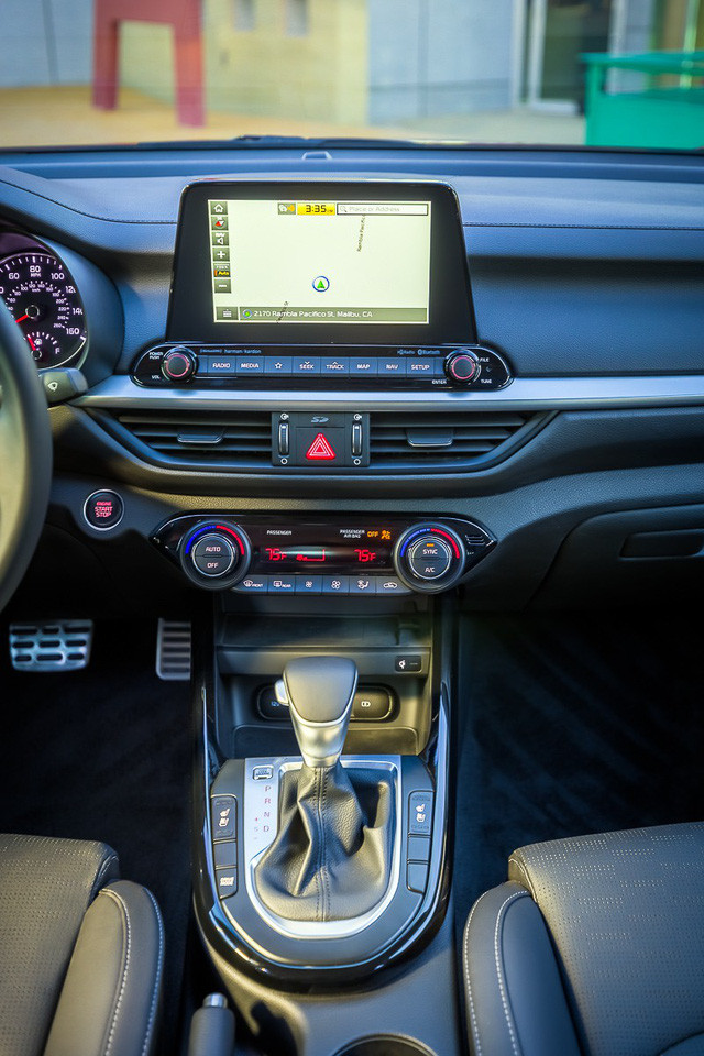 Thuê xe Kia tự lái giá rẻ - Kia Forte