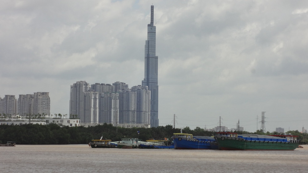 Sà lan vận chuyển container cập cảng Bến Nghé