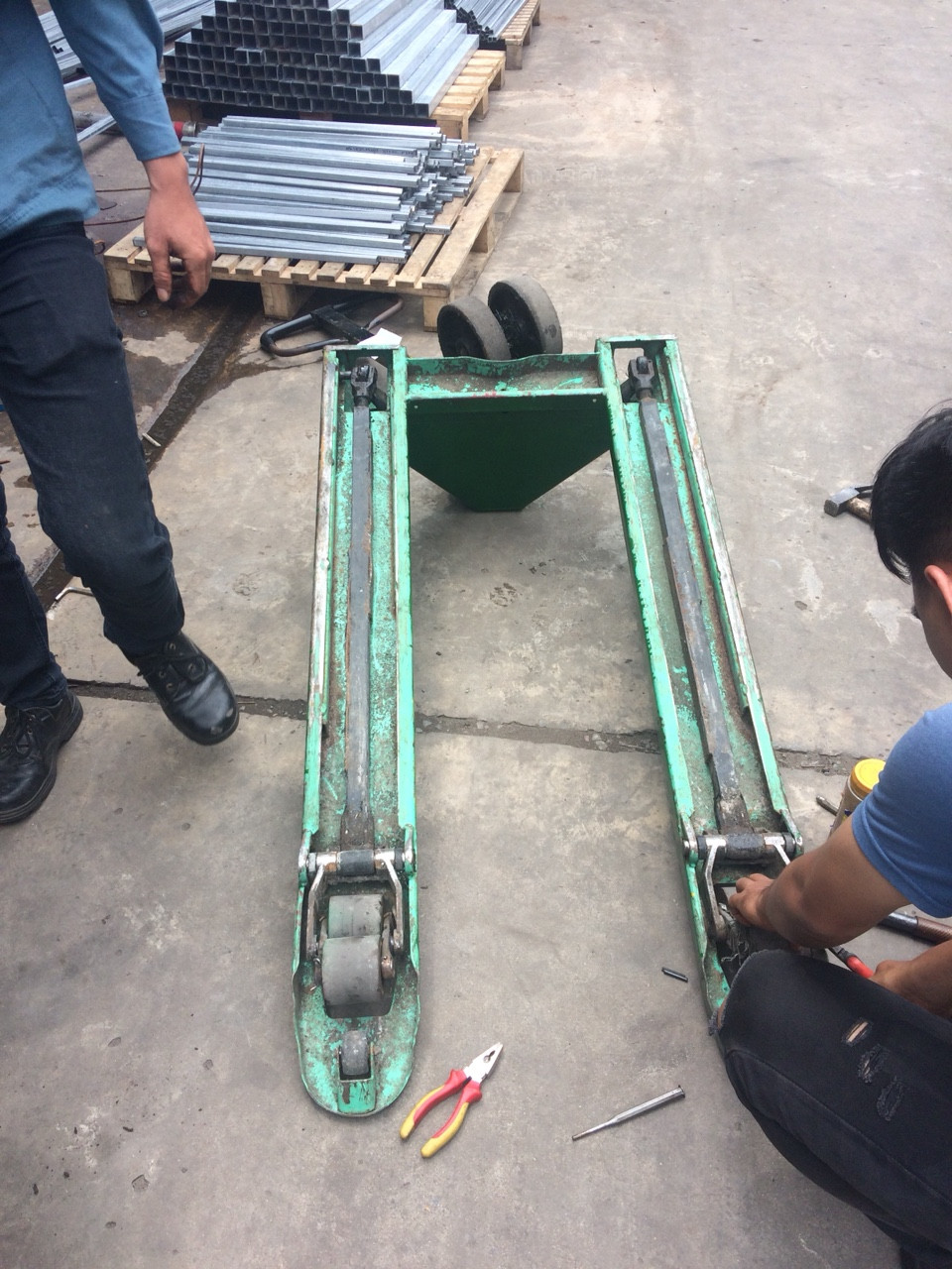 Tư vấn cách sửa chữa xe nâng tay miễn phí - Phụ tùng Hoàng Minh