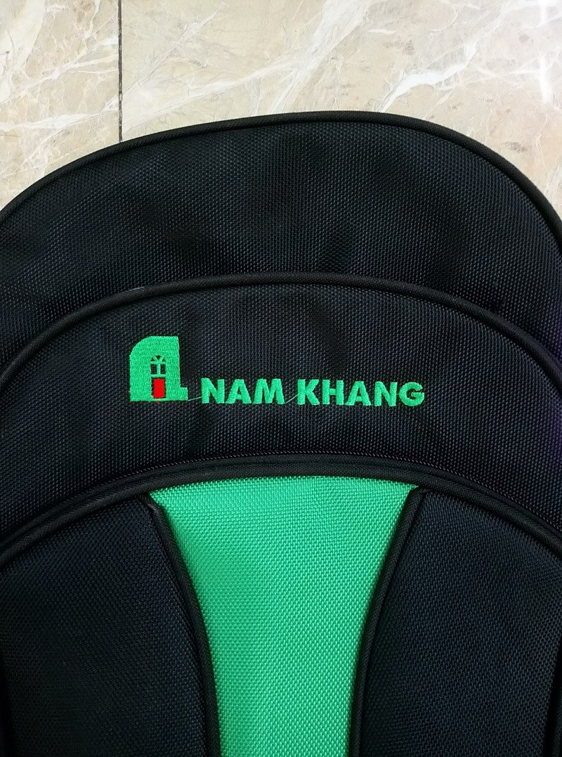 Balo quảng cáo Nam Khang sử dụng thêu nổi logo với màu sắc trùng với màu logo