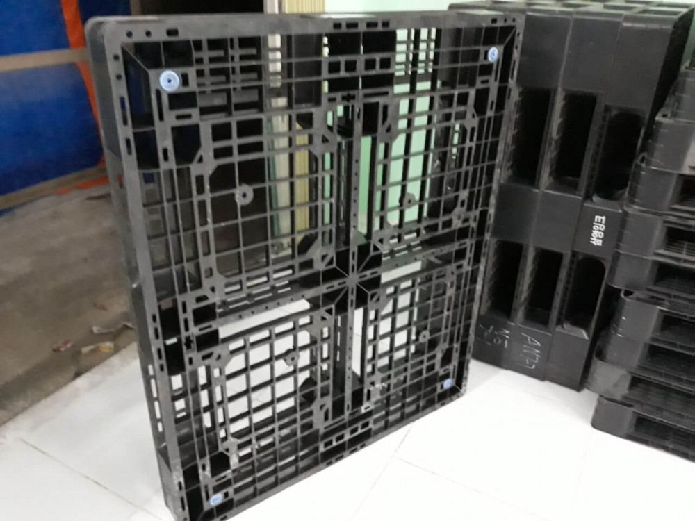 kích thước pallet nhựa cũ 1200x1000x120mm màu đen