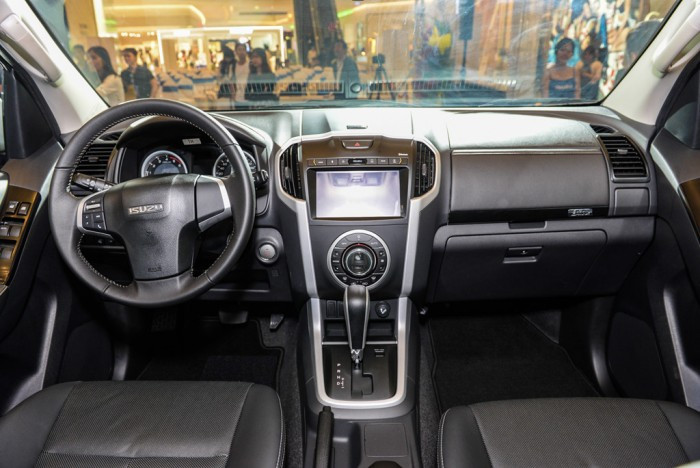 Đánh giá chi tiết xe Isuzu Mu-X 2018(1)