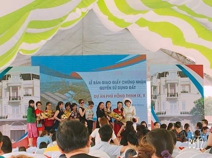 Niềm vui của khách hàng khi chủ đầu tư Phú Hồng Thịnh trao sổ hồng trước thời hạn