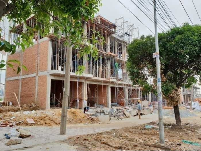 Niềm vui của khách hàng khi chủ đầu tư Phú Hồng Thịnh trao sổ hồng trước thời hạn