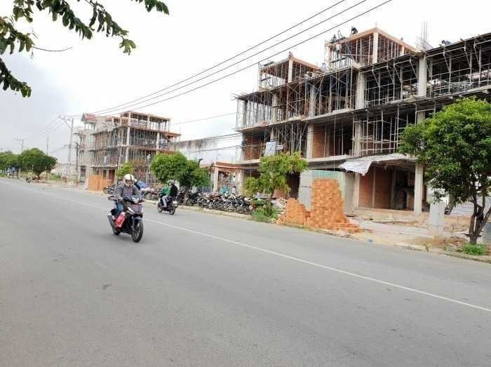 Niềm vui của khách hàng khi chủ đầu tư Phú Hồng Thịnh trao sổ hồng trước thời hạn