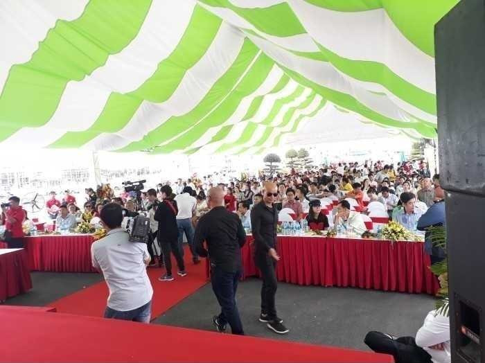 Niềm vui của khách hàng khi chủ đầu tư Phú Hồng Thịnh trao sổ hồng trước thời hạn