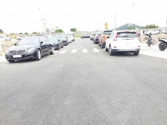 Niềm vui của khách hàng khi chủ đầu tư Phú Hồng Thịnh trao sổ hồng trước thời hạn