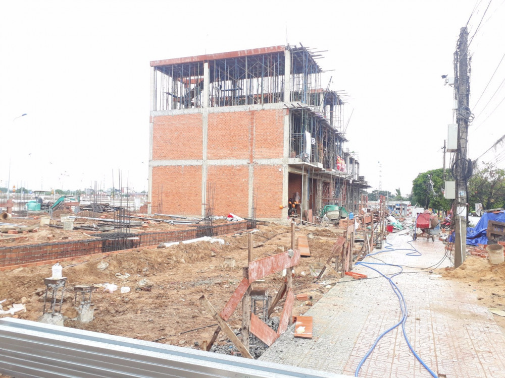 Niềm vui của khách hàng khi chủ đầu tư Phú Hồng Thịnh trao sổ hồng trước thời hạn