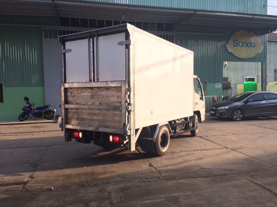 Giá xe tải Isuzu 2.4 tấn thùng đông lạnh(7)