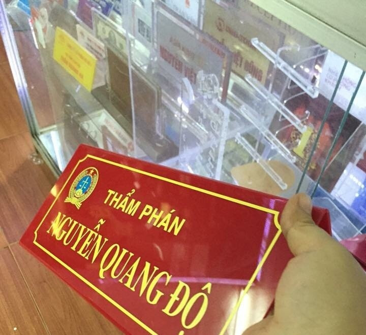 Kệ chức danh để bàn giá rẻ tiện lợi sang trọng  tại Quảng Cáo Livina(1)