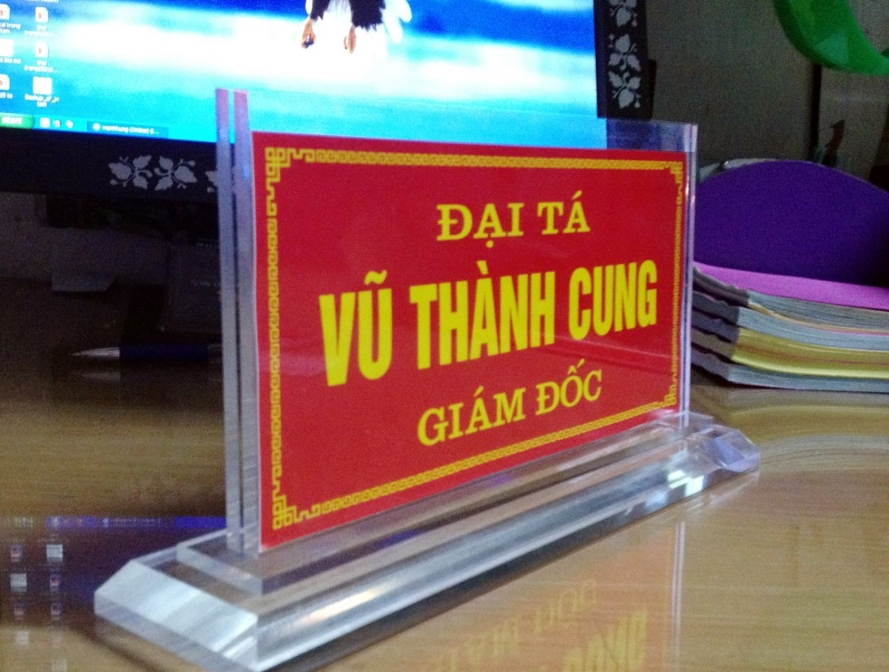 Kệ chức danh để bàn giá rẻ tiện lợi sang trọng  tại Quảng Cáo Livina(9)