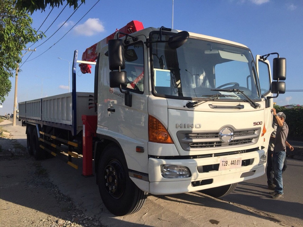 Giá xe tải Hino FL8JTSA 13.8 tấn gắn cẩu Unic 5 tấn bao nhiêu?
