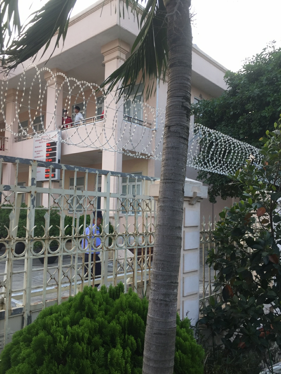 Dây thép gai bảo vệ ngôi nhà