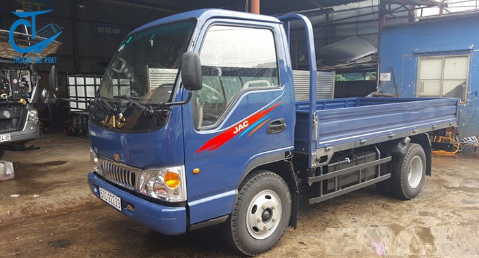 Gọi điện thoại nhờ sự hỗ trợ của nhân viên kinh doanh xe tải Jac 2.4 tấn