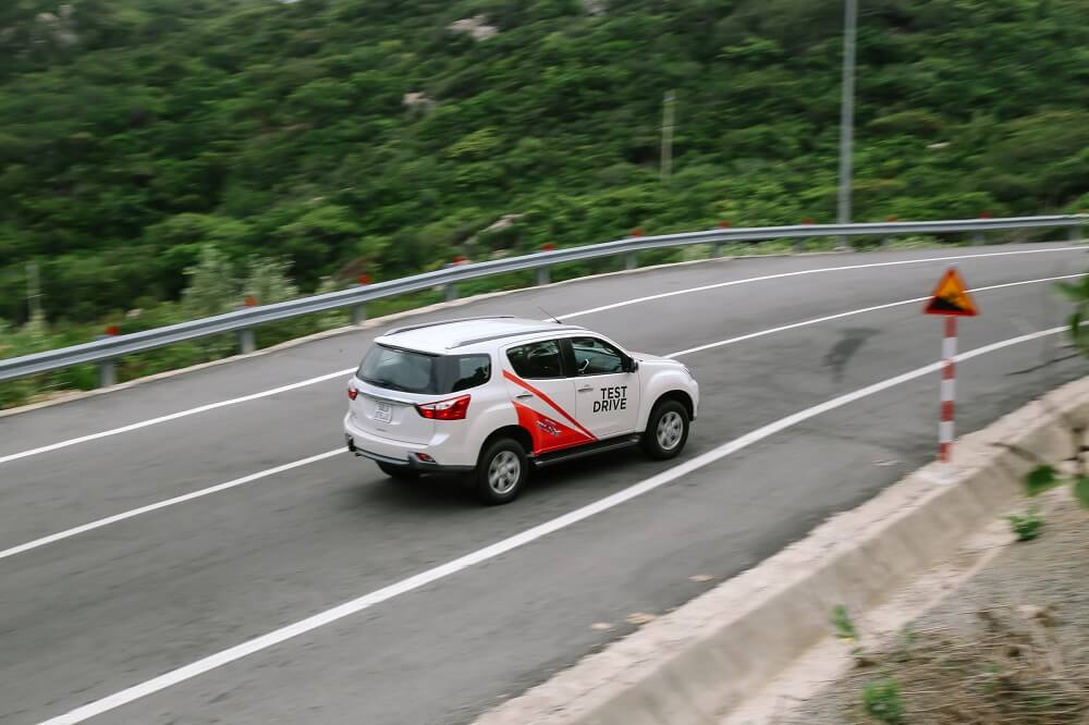 Đánh giá Isuzu MU-X - Êm ái, tiết kiệm, đáng mua 1