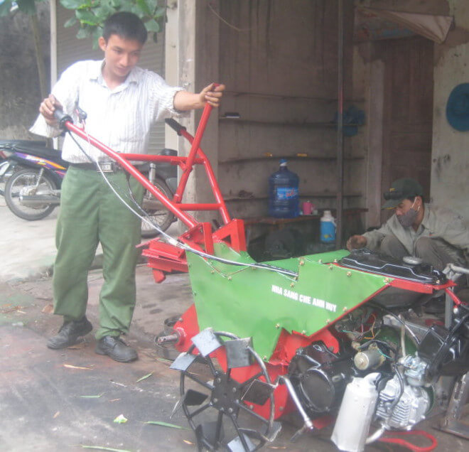 Chàng trai sáng tạo máy đa năng giúp nông dân bớt vất vả